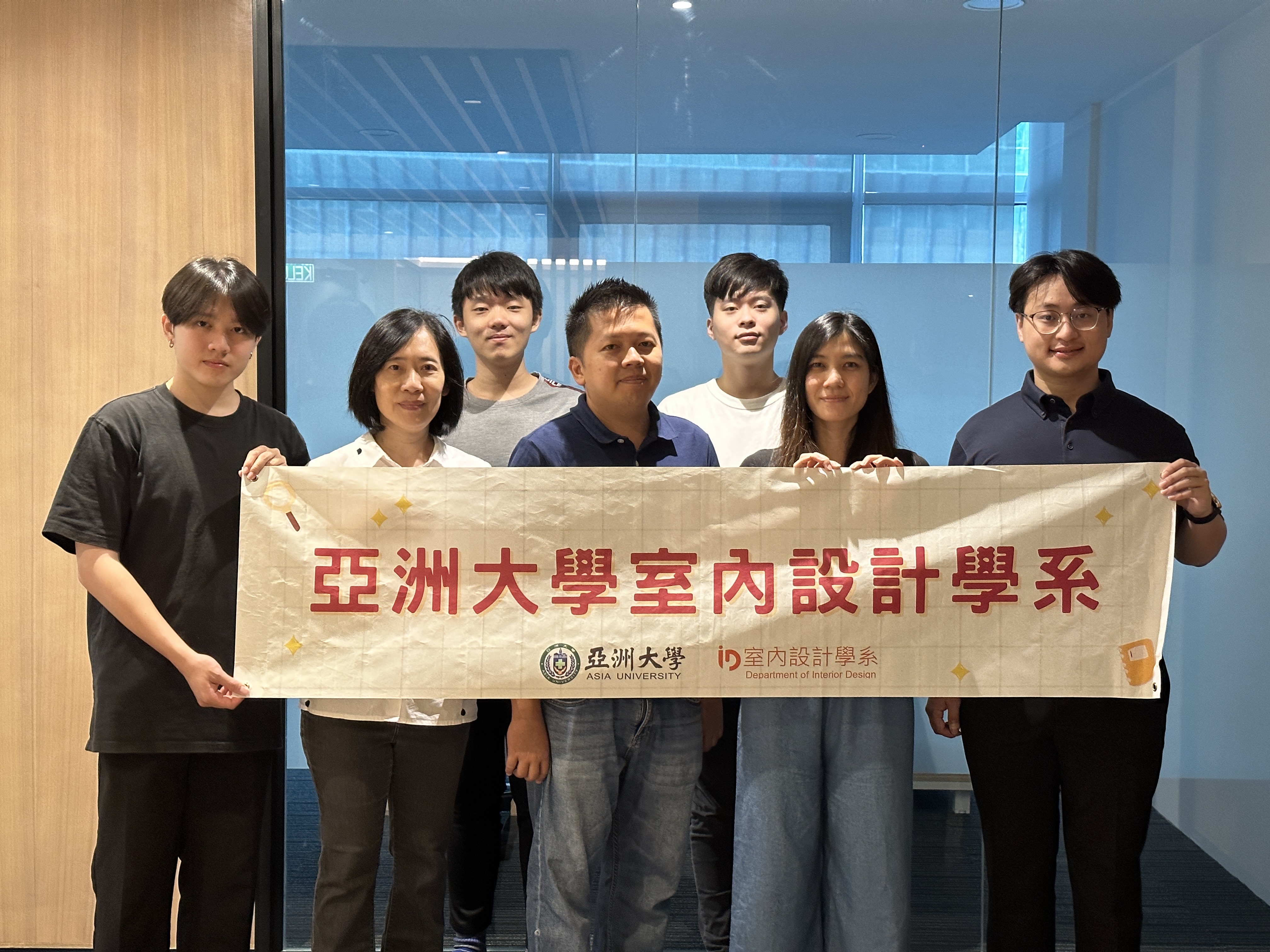 圖為亞大室設系林佳慧老師(前排左2)和同學,與馬來西亞室內家具公司人員合影。
