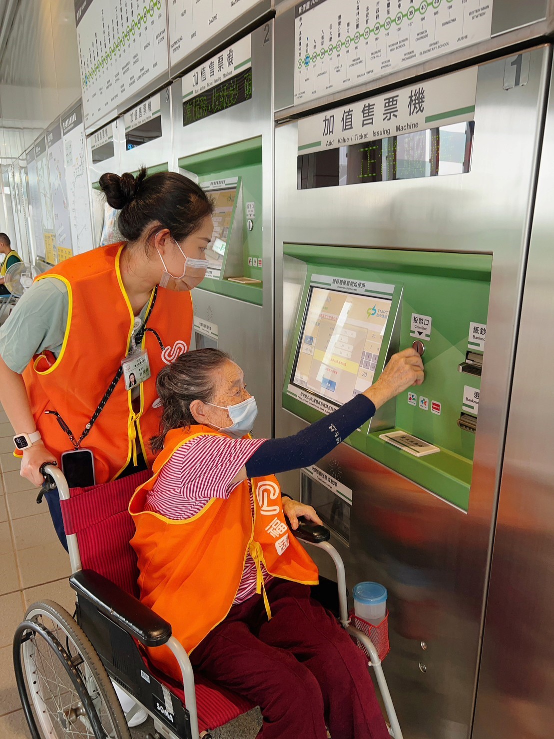 圖為長輩體驗使用投幣式機器,購票台中捷運車票。