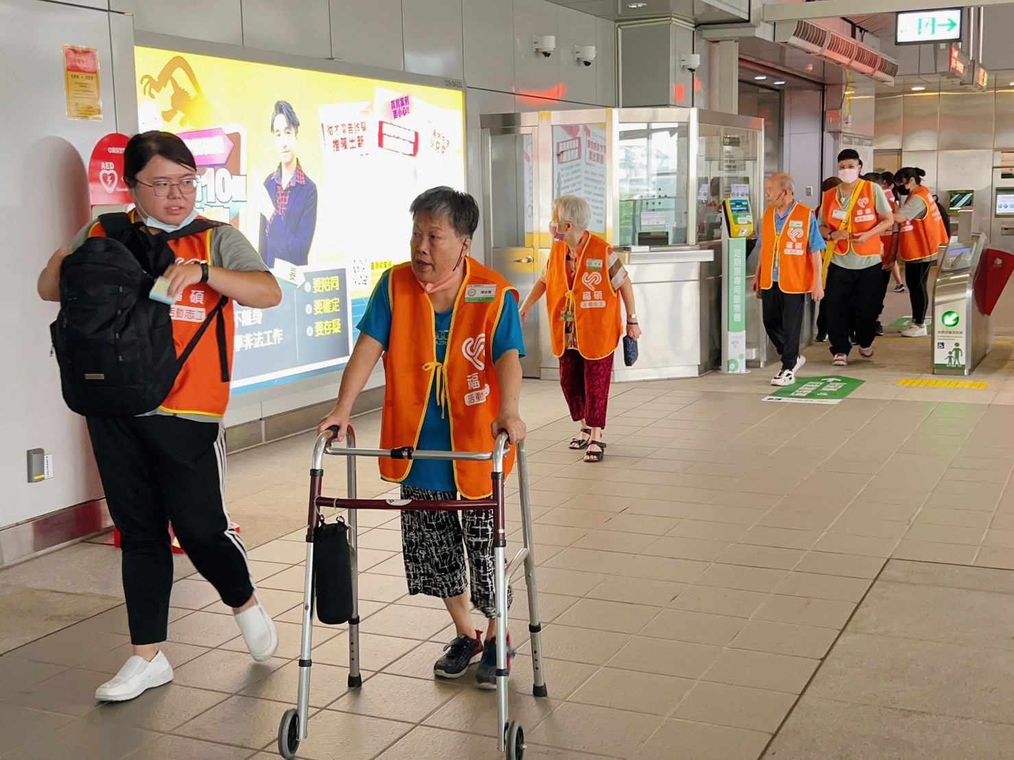 圖為長輩體驗搭台中捷運,進入車站後好奇的張望。
