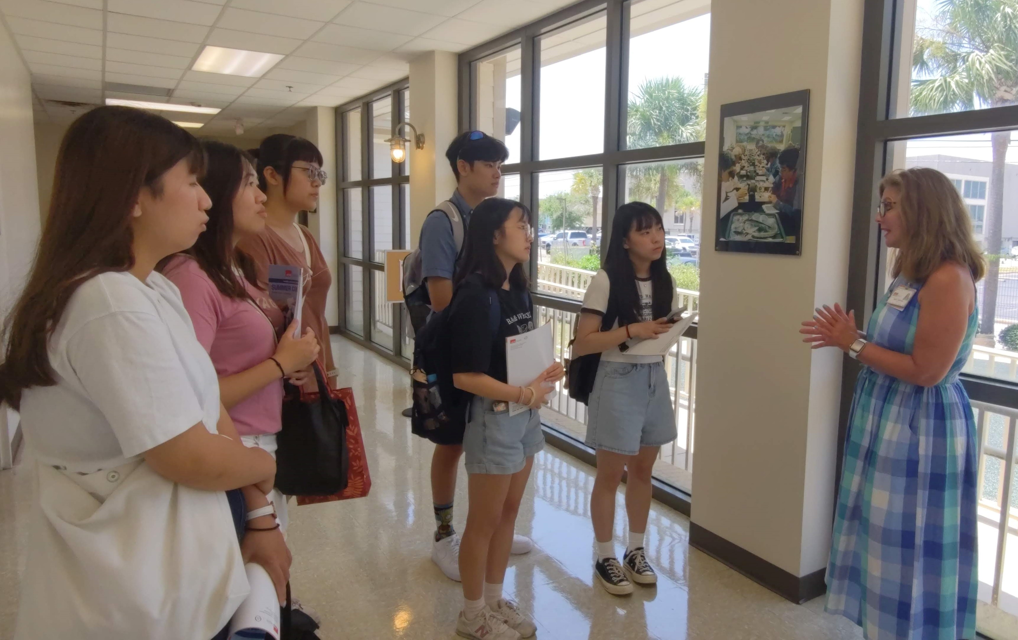 圖為亞大健管系同學,到美國奧許終身學習中心參訪。