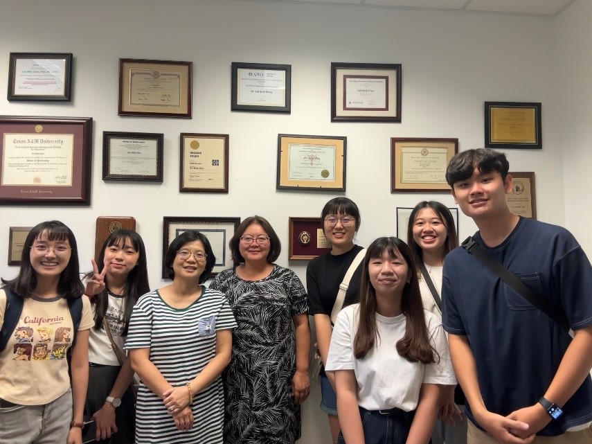 圖為美國德州農工大學教授陳蕾詩 (左3),與亞大健管系實習同學合影。