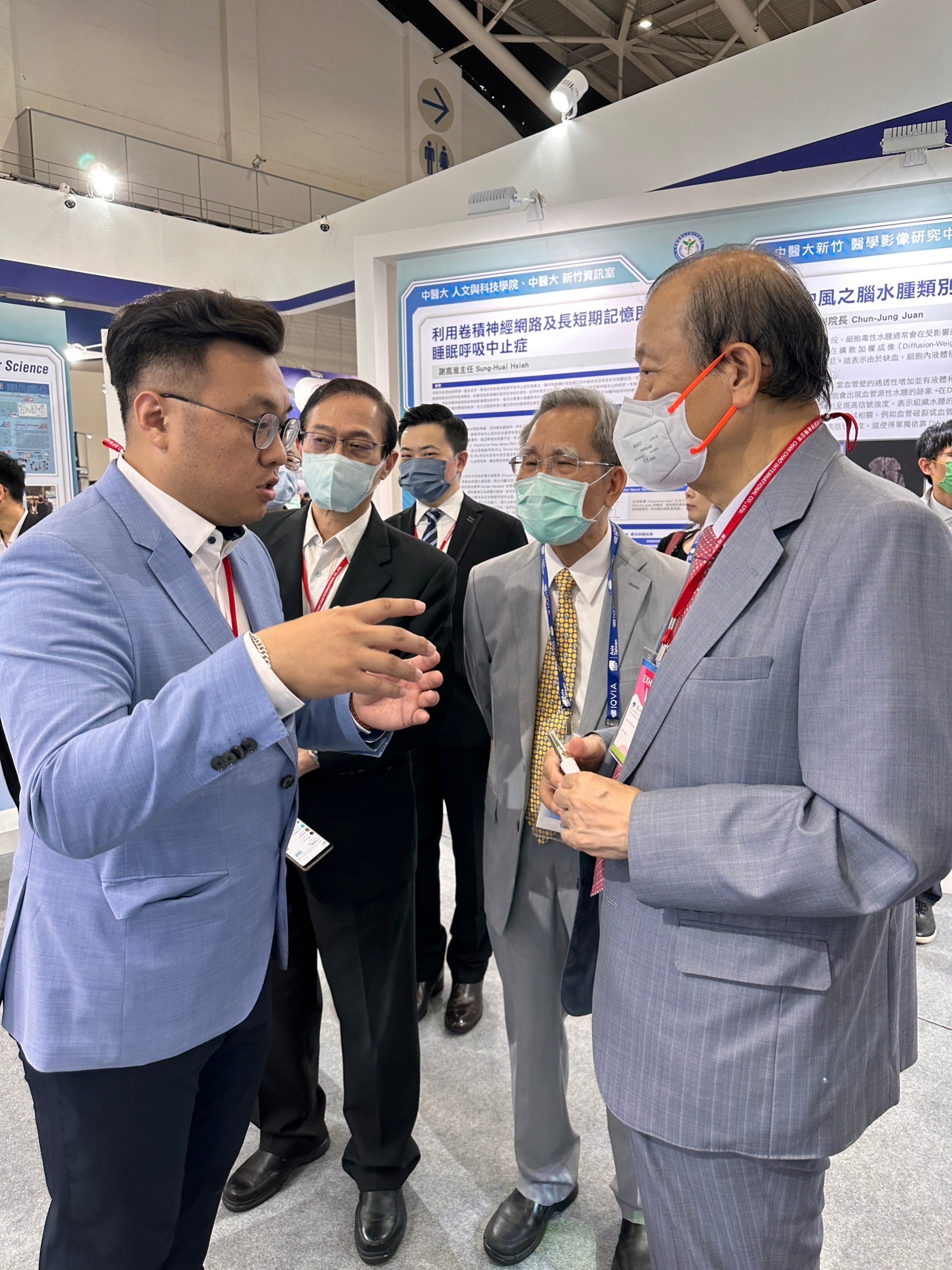 圖為亞大產學長王昭能(左)及研究團隊,向亞大創辦人蔡長海博士(右)介紹「病歷結構化工具」。