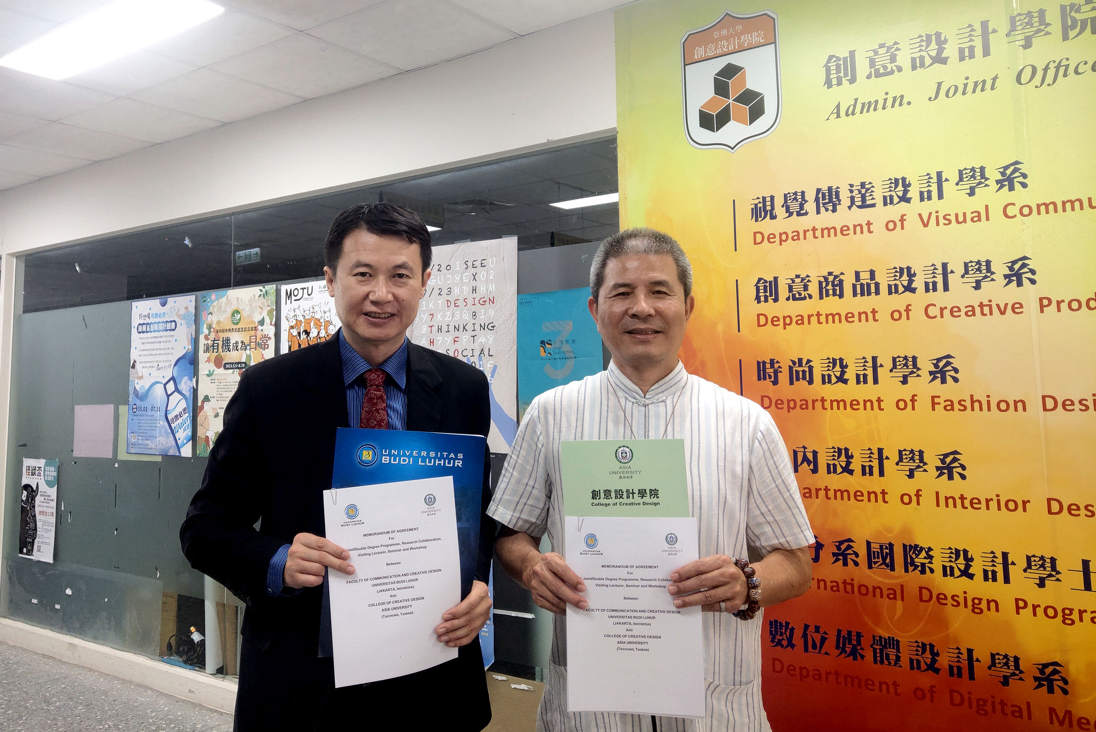圖為亞大副校長兼創意設計學院院長陳啟雄 (右),將與印尼布迪魯胡爾大學設計學院雙聯學位協議書,委由商設系主任龍希文轉交。