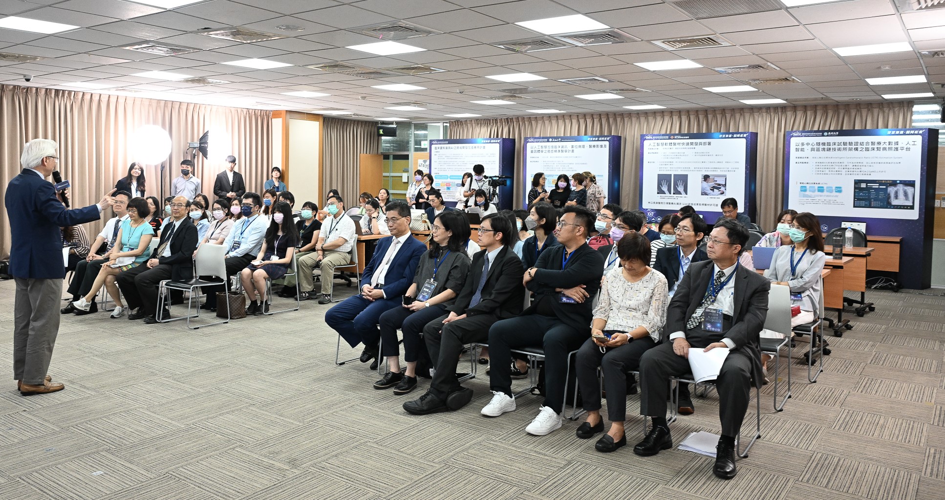 圖為國科會主委吳政忠(左)說,「臨床資料庫與AI之跨域開發及加值應用計畫」,是以臨床需求出發。