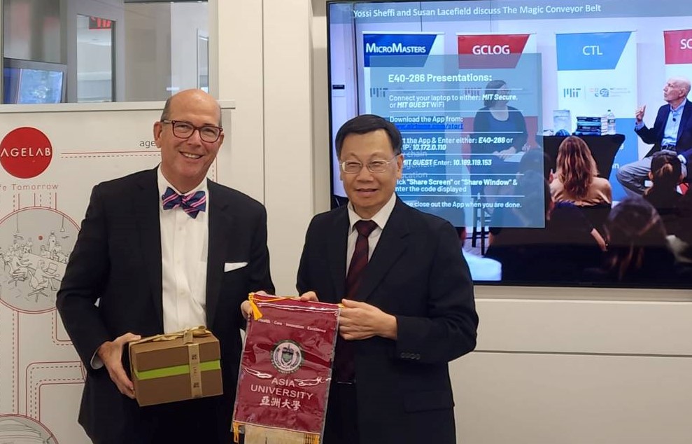 圖為亞大校長蔡進發(右),與MIT AgeLab年齡實驗室創辦人兼主任Joseph F. Coughlin教授交流。