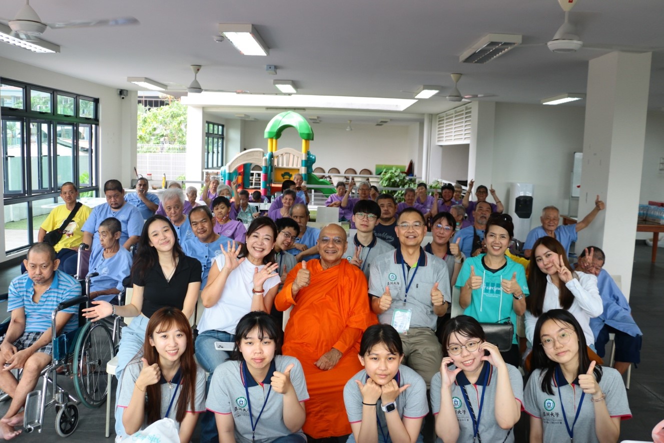 圖為亞大參訪團領隊、教務長林君維(2排右3)和同學,與Ti-Ranata Welfare Institute創辦人Datuk Dr. K. Dhammaratana(2排右4)、院內長輩合影。