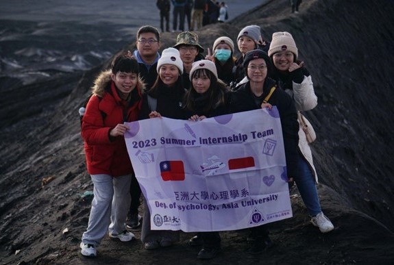 圖為亞大心理系同學到印尼實習,校方特地安排他們到印尼婆羅摩火山登頂。