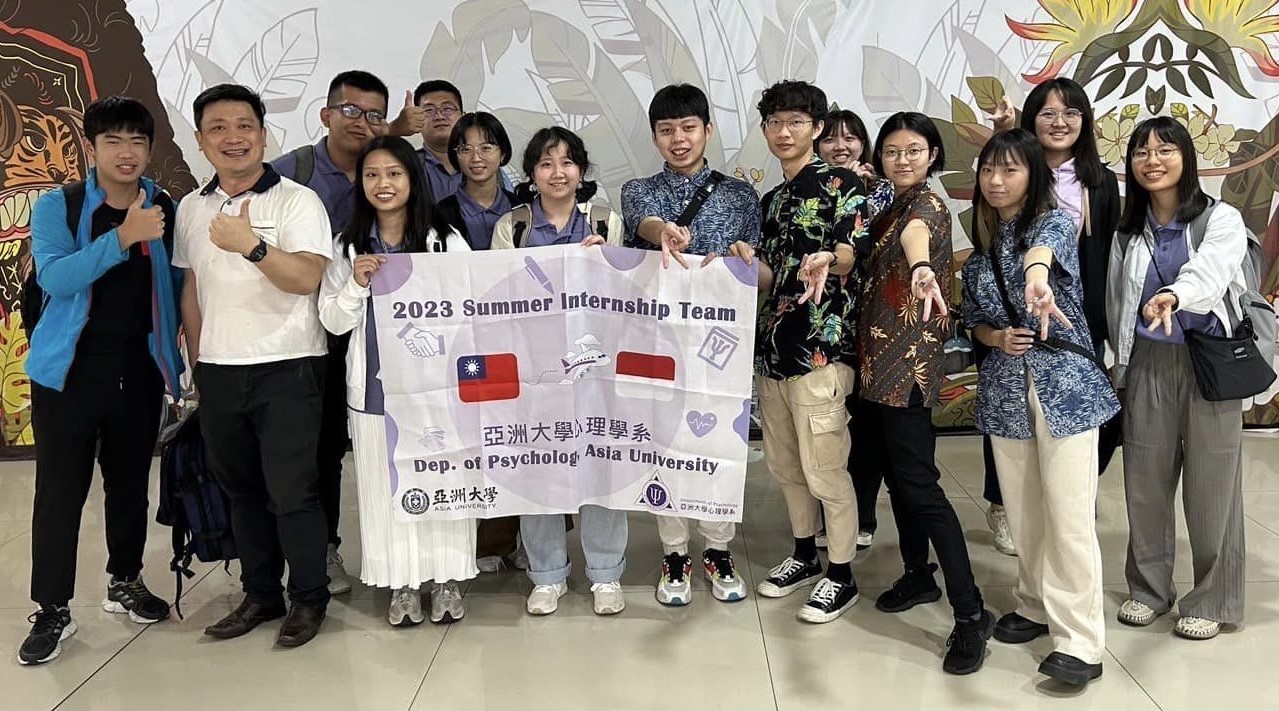圖為亞大心理系孫旻暐老師(前排左2),帶領12位同學到印尼實習。