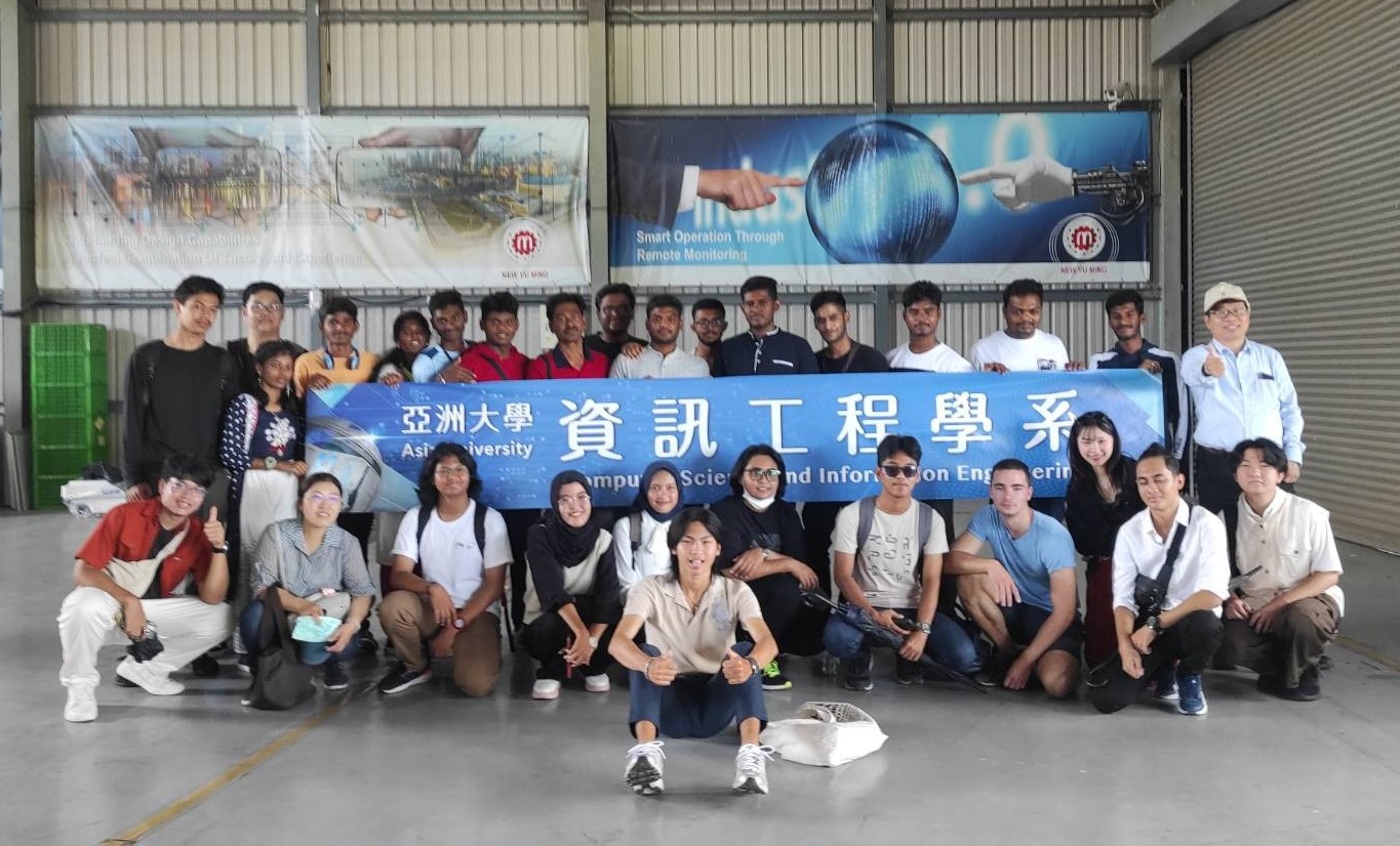 圖為參與亞大AI暑期課程國際學生,到智慧製造實習場域見習與合影。