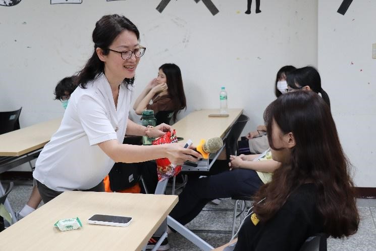 圖為亞大聽語系曾尹霆老師(左),和同學討論職涯發展。