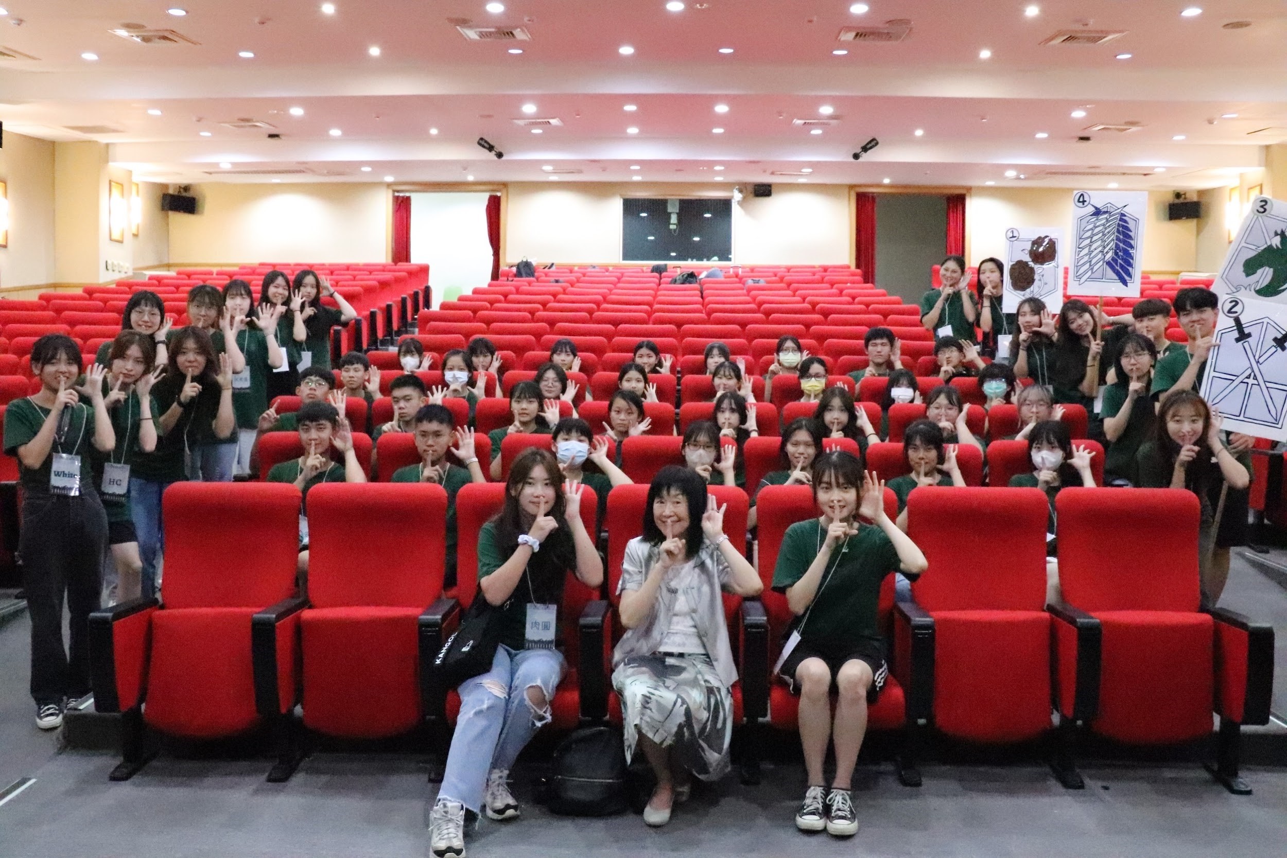 圖為亞大聽語系盛華(前排中),與「2023聽語營」學員合影。