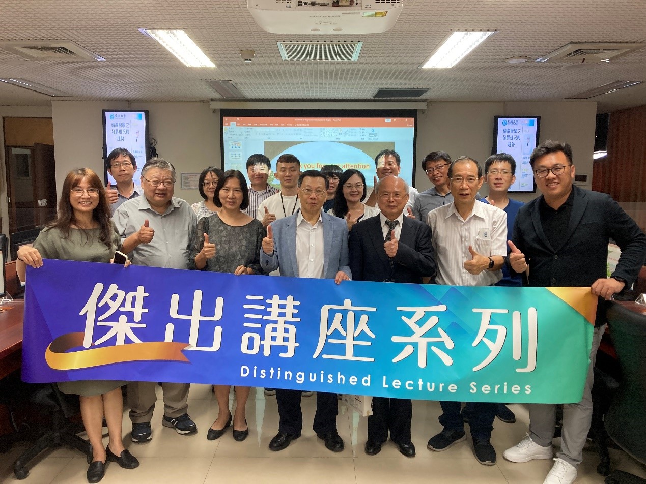 圖為亞大傑出講座,亞大校長蔡進發(前排右4)、中醫大學附設醫院副院長張建國(前排右3),和參與亞大老師合影。