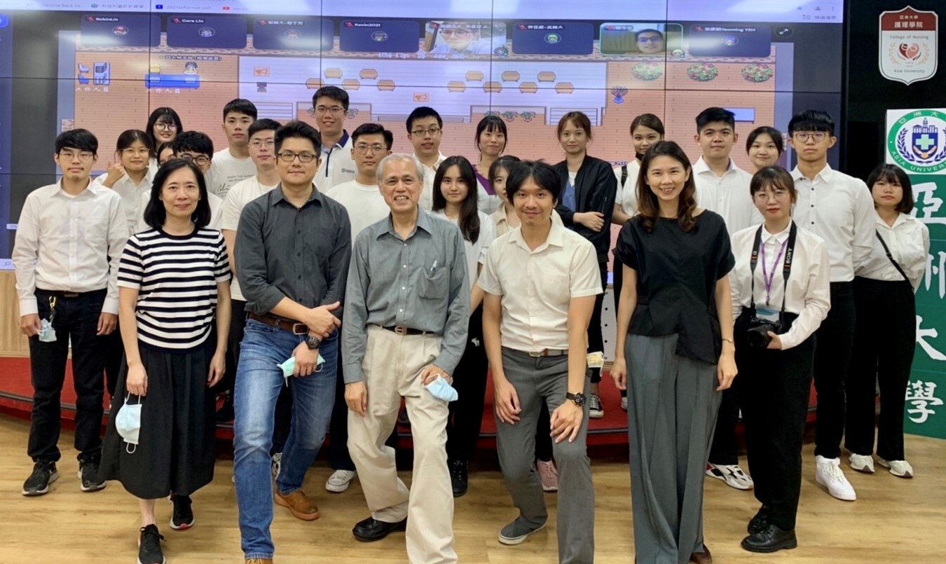 亞大商應老師陳政煥(前中)獲選國科會「2023新秀學者」(前排右3),圖為日前他在資教學門專題研究計畫成果發表會上,和亞大師生合影。