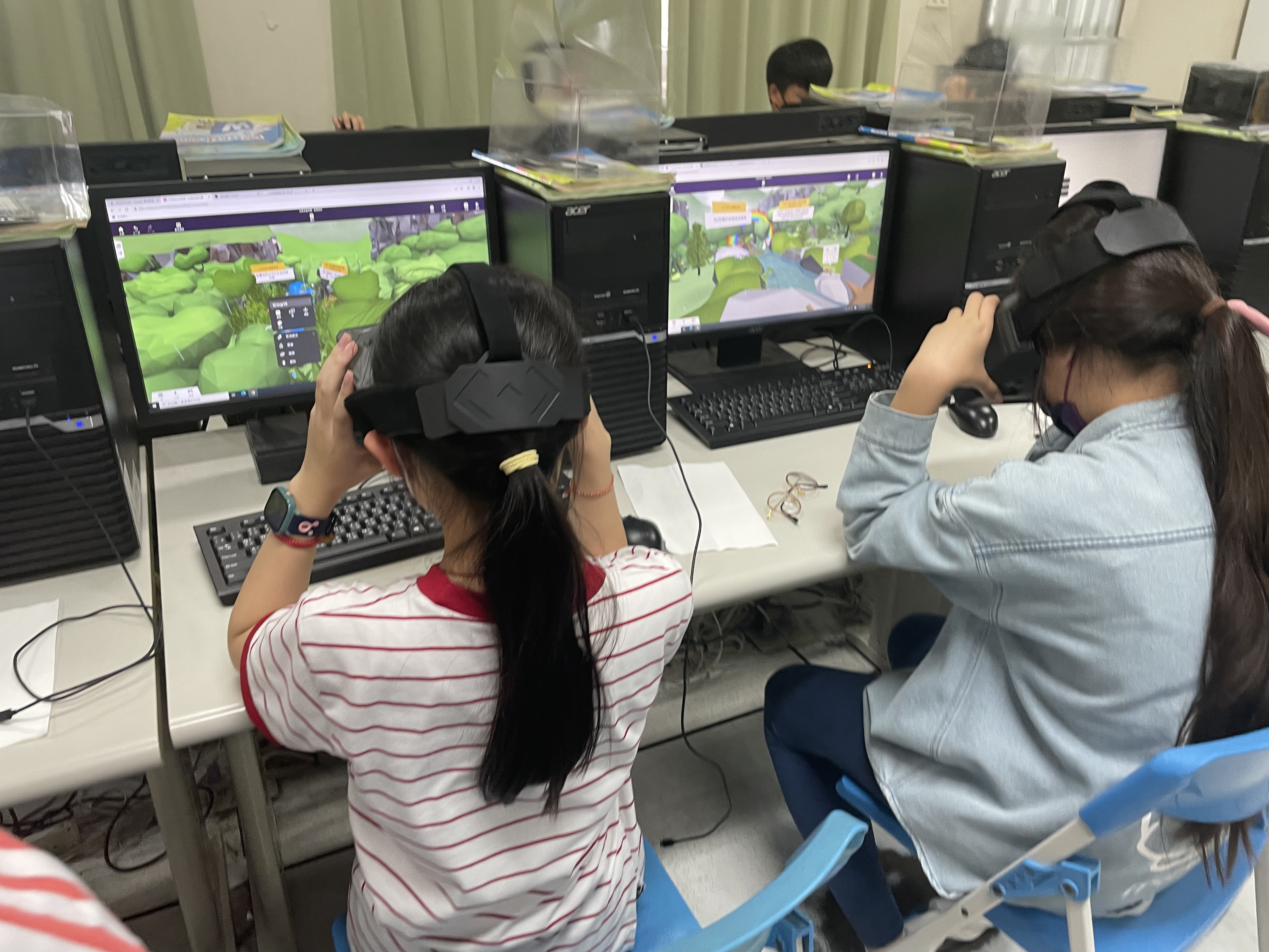 陳政煥老師以「探索元宇宙VR教育中的合作學習」為主軸,獲選國科會「2023新秀學者」。圖為他所指導的學生,正在進行VR合作學習。