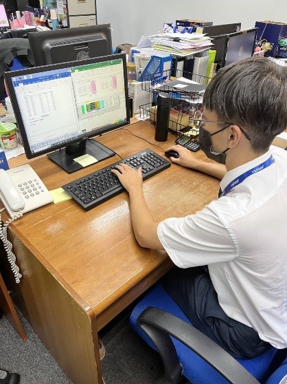 圖為亞大會資系一般會計組同學,在馬來西亞永信藥品公司實習,進行帳務處理作業。