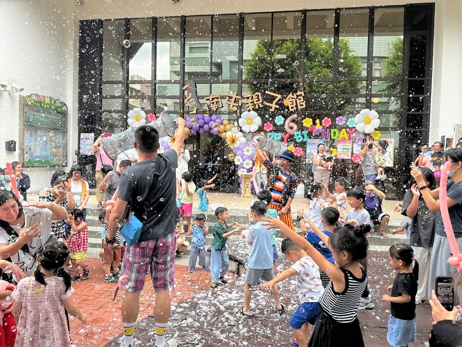 圖為南屯親子館6周年慶、「繽Fun泡泡嘉年華」活動,現場歡笑聲不斷。