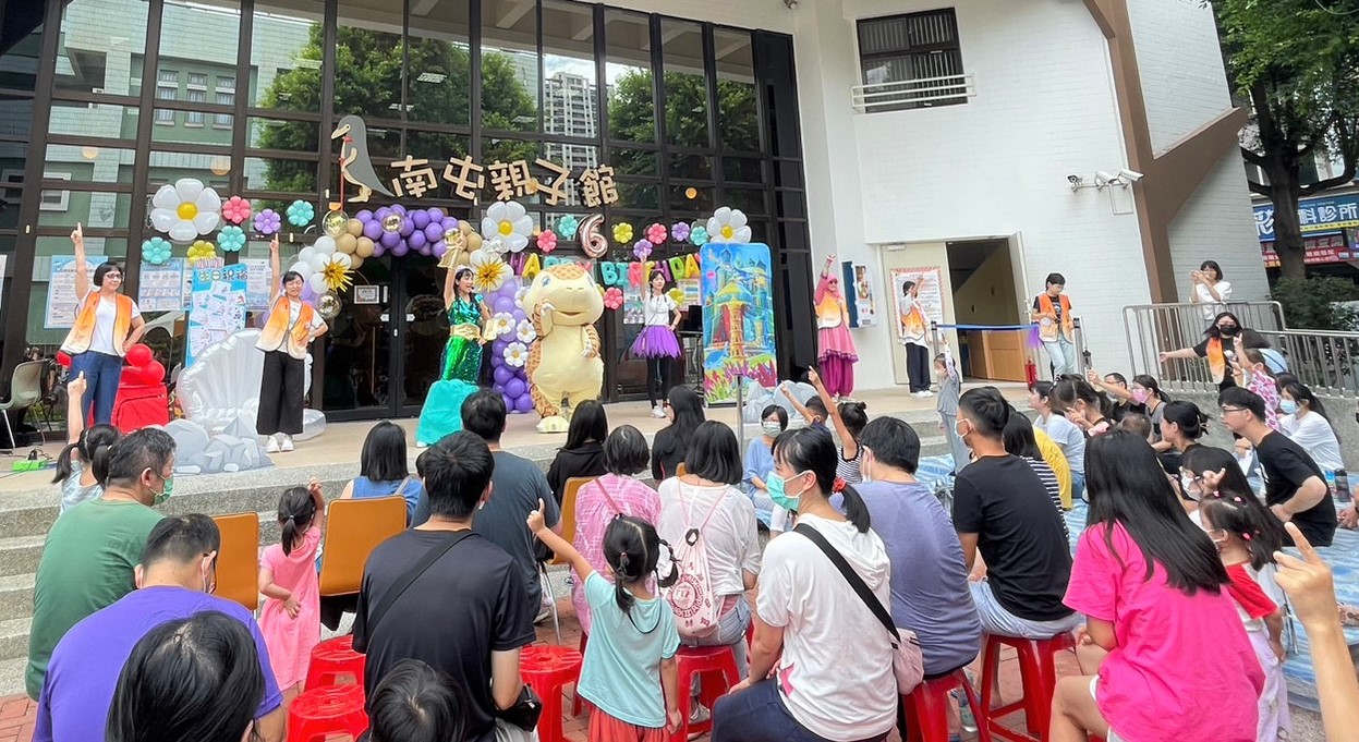圖為南屯親子館6周年慶活動,在地吉祥物「穿山甲咖咖」帶動唱,不少小朋友跟著起舞。