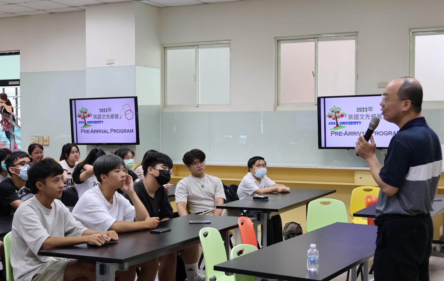 圖為亞大語發中心余孝恒老師(右),教授多益應考技巧。