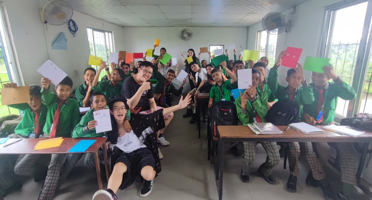 圖為亞大同學在尼泊爾實習空閒時間,至當地學校-Green Society Public School,從事英語教學的志工活動。