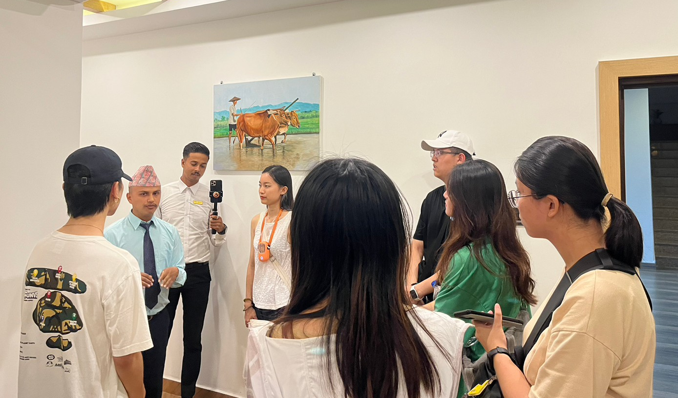 圖為亞大同學參訪尼泊爾當地渡假飯店,與飯店管理者對談。