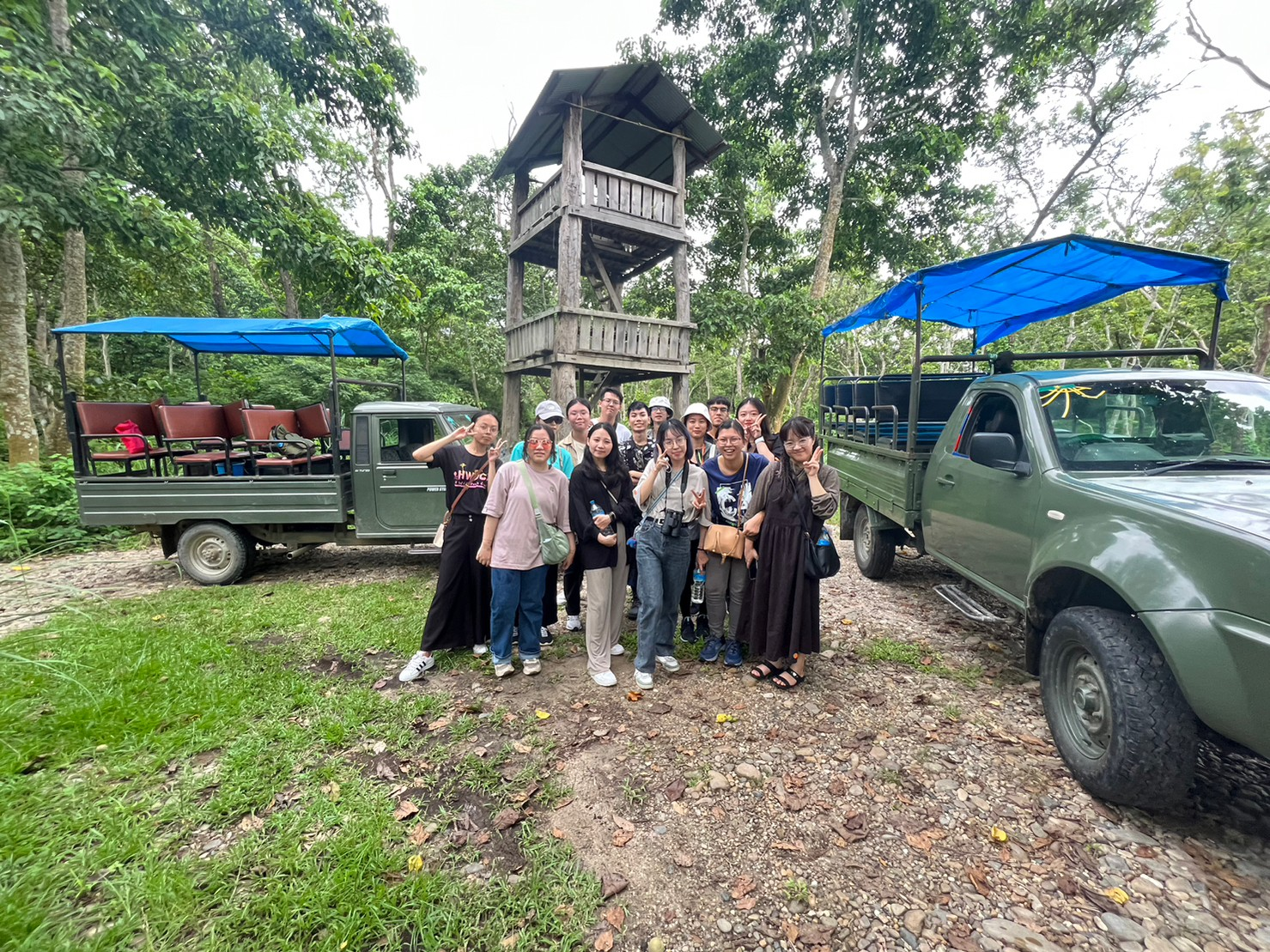 圖為亞大同學搭乘吉普車,進入國家公園內,進行生態導覽。