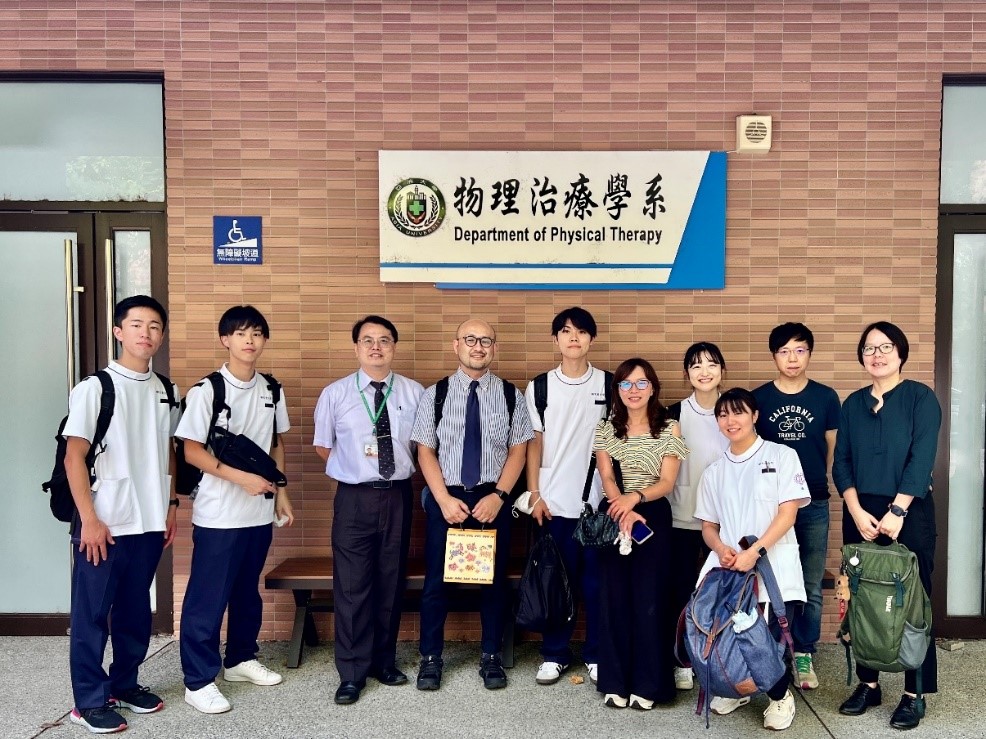 圖為亞大物治系陳彥年老師(右2)、汪佩蓉老師(右5)、日本順天堂大學物治系齊藤正老師(右7)和日本學生等人,在物治系專業教室前合影。