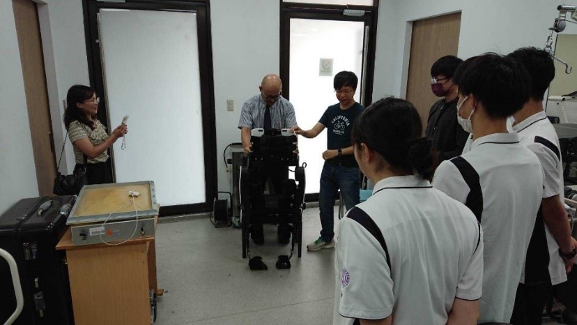 圖為日本順天堂大學物治系齊藤正老師(左2),在亞大物治系專業教室,體驗操作「外骨骼機器人」。
