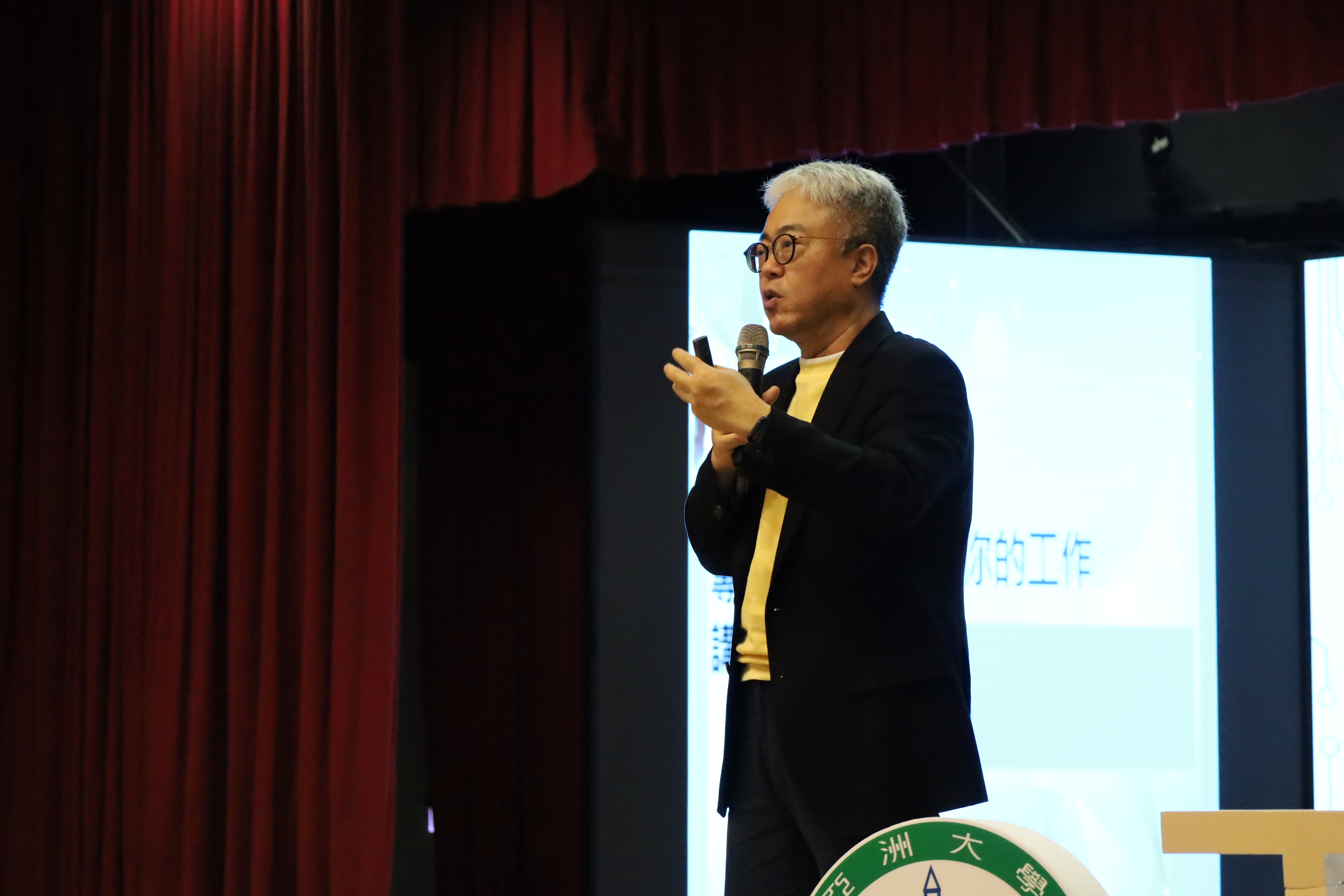 圖為商周集團總經理朱紀中說，AI改變世界，學校扮演著重要角色。