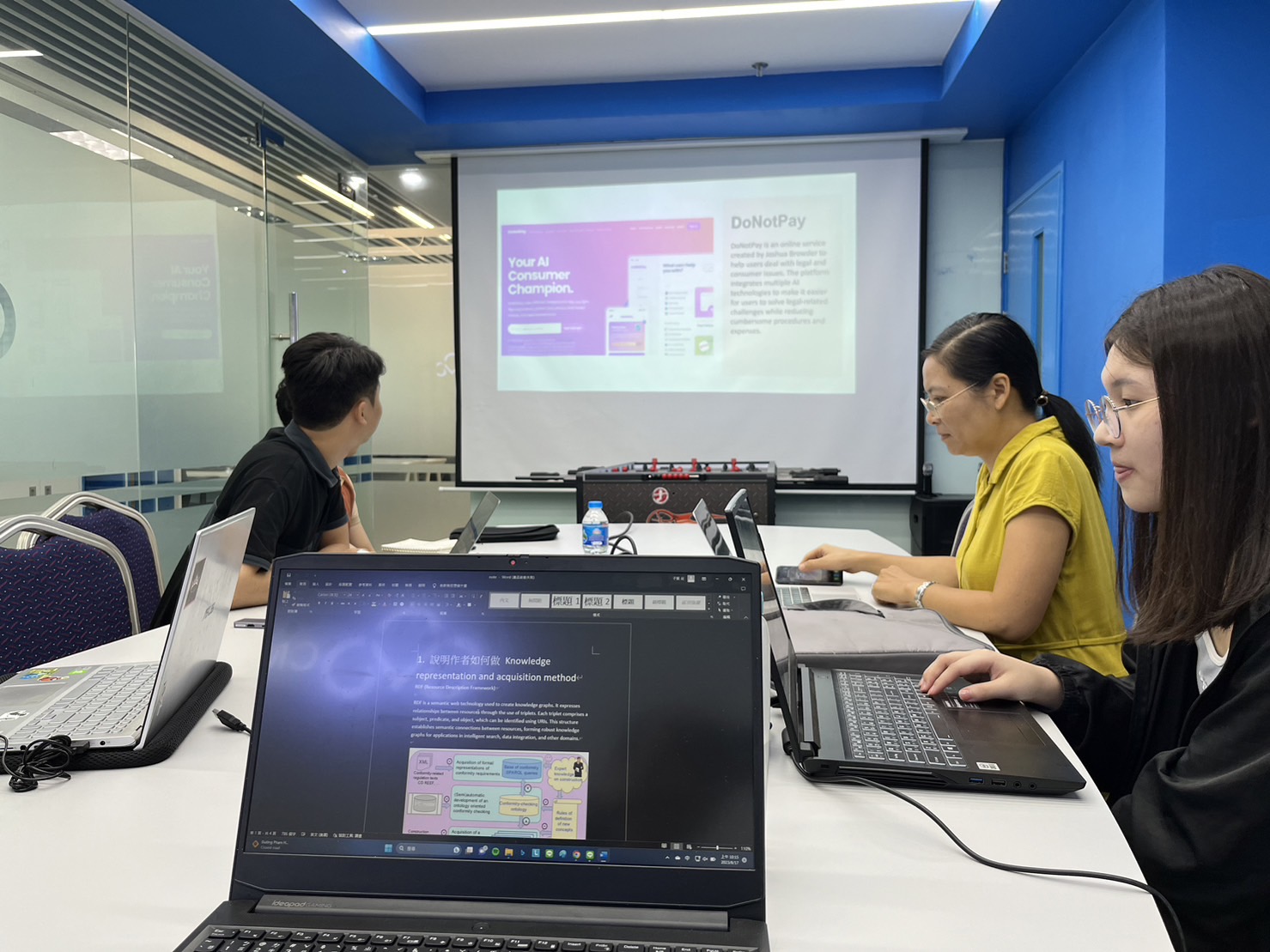 圖為亞大資工系同學,到越南CMC ATI集團研究所實習,向越南教授進行簡報。