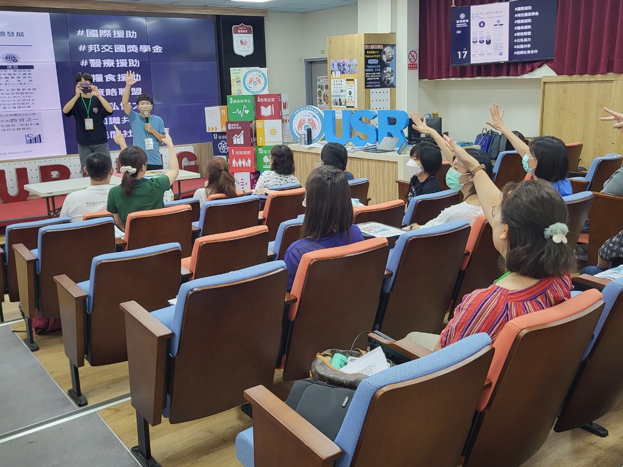 圖為好氏永續服務共同創辦人邱鈞評(右1),帶領學員將SDGs議題延伸應用。