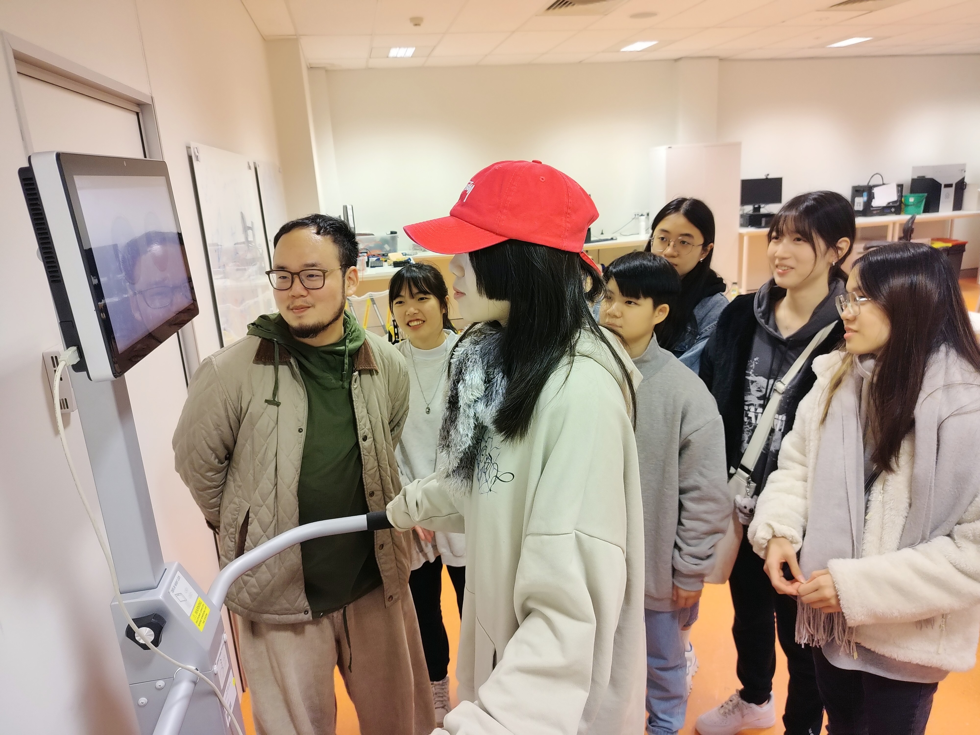 圖為亞大同學在澳洲伍倫貢大學生物醫學工程實驗室,操作平衡系統儀器。