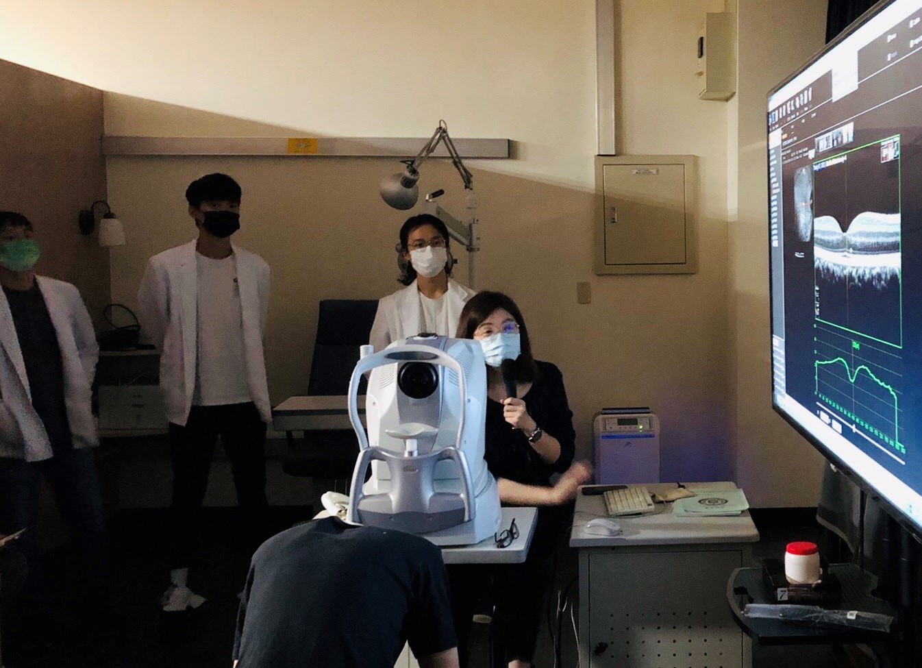 亞大視光系驗光師國考通過率,遠高於全國平均值3倍多。圖為同學在視光系專業教室專心聽講。