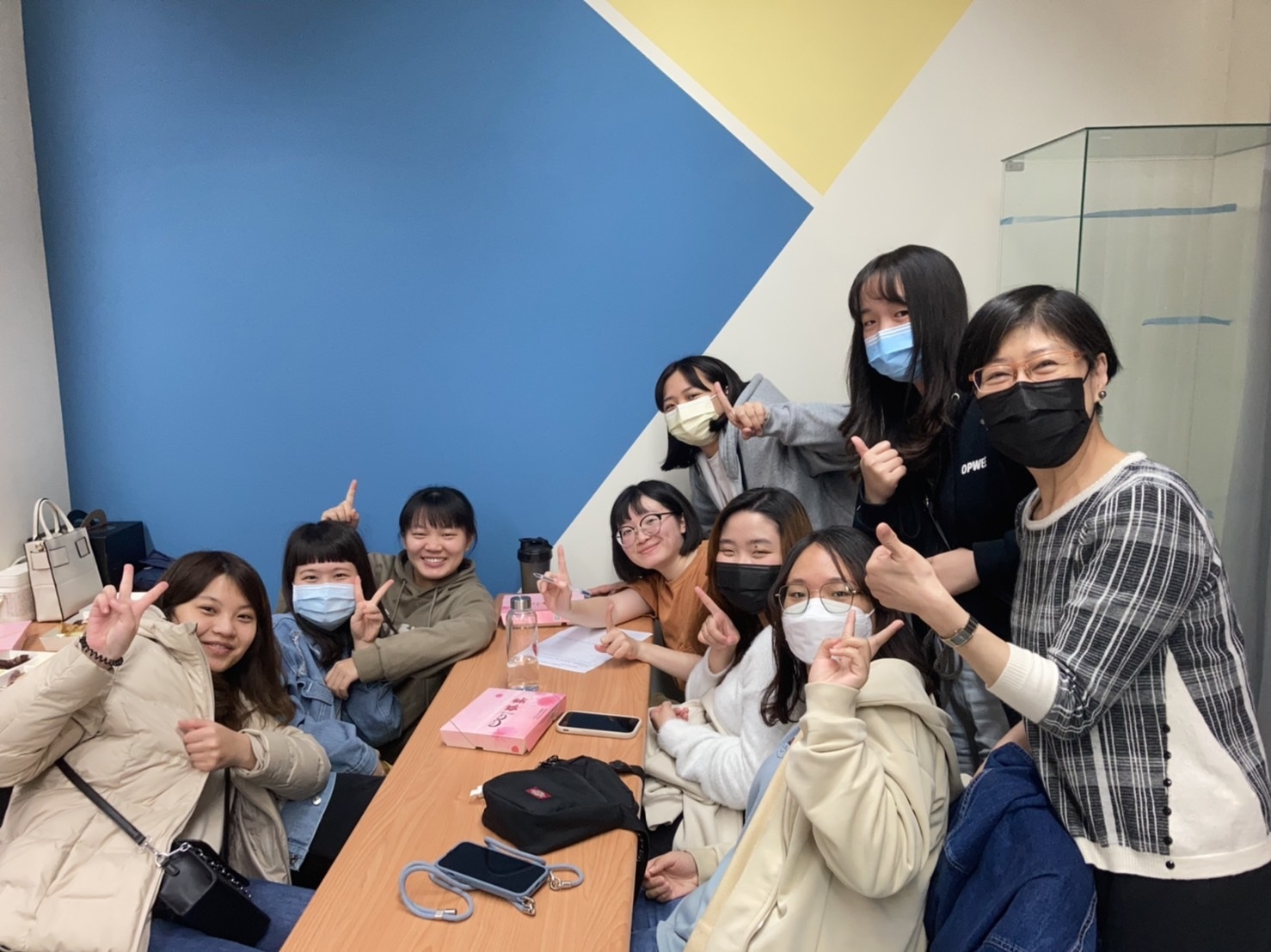 圖為亞大健管系龔佩珍老師(右),為同學進行職涯諮詢輔導。