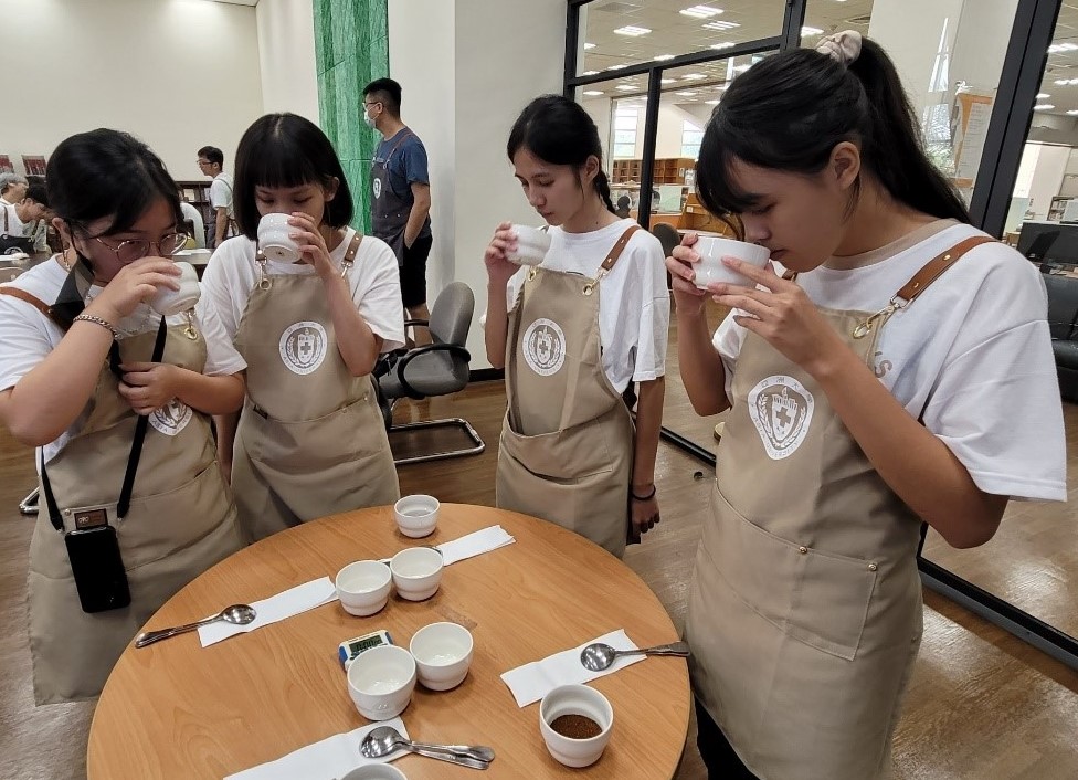 圖為亞大休憩系新生銜接課程,新生學習聞香。