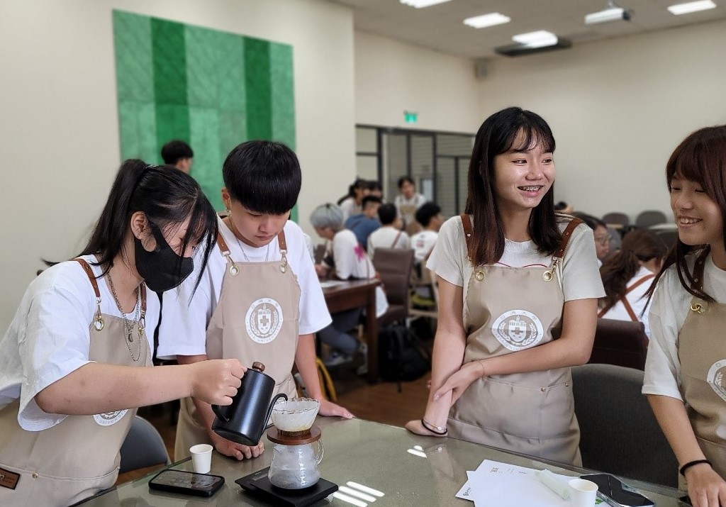 圖為亞大休憩系新生銜接課程,新生練習手沖咖啡。