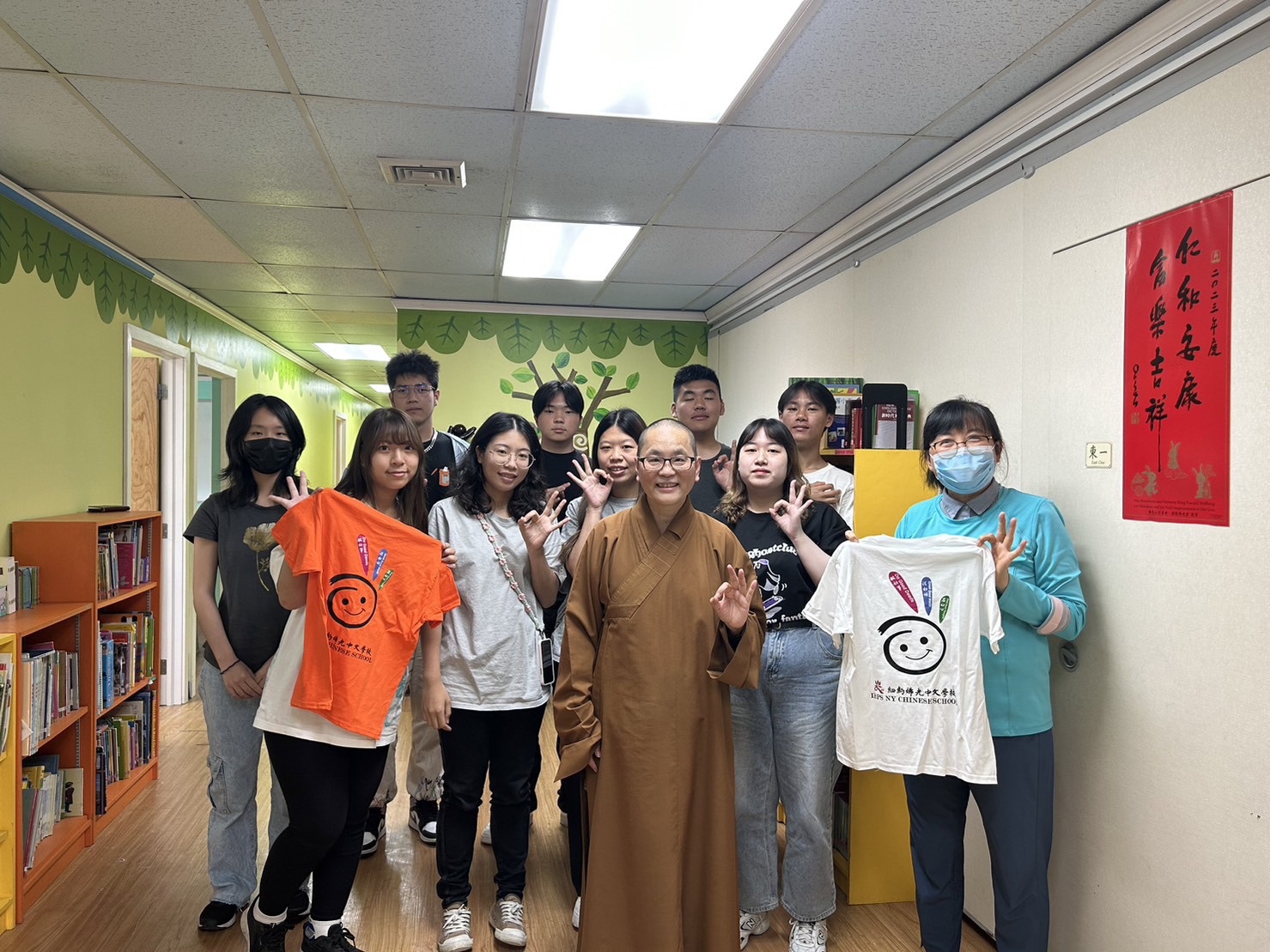 圖為亞洲大學幼教系同學,與紐約佛光山中文學校校長釋覺麟法師(前排中)和老師合影。