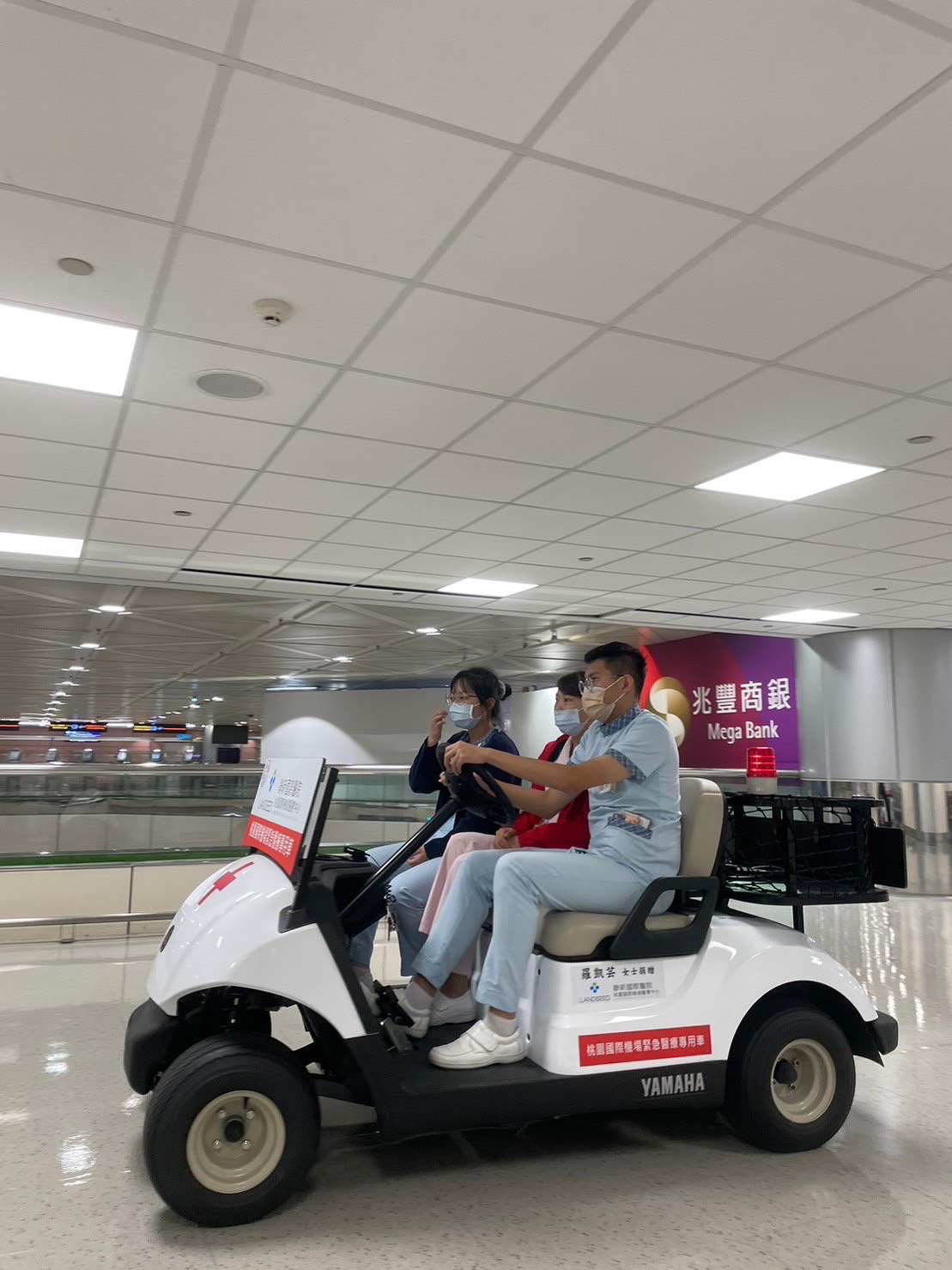 圖為亞大護理系同學,在桃園國際機場醫療中心實習期間,學習駕駛電動車,熟悉出診路線。