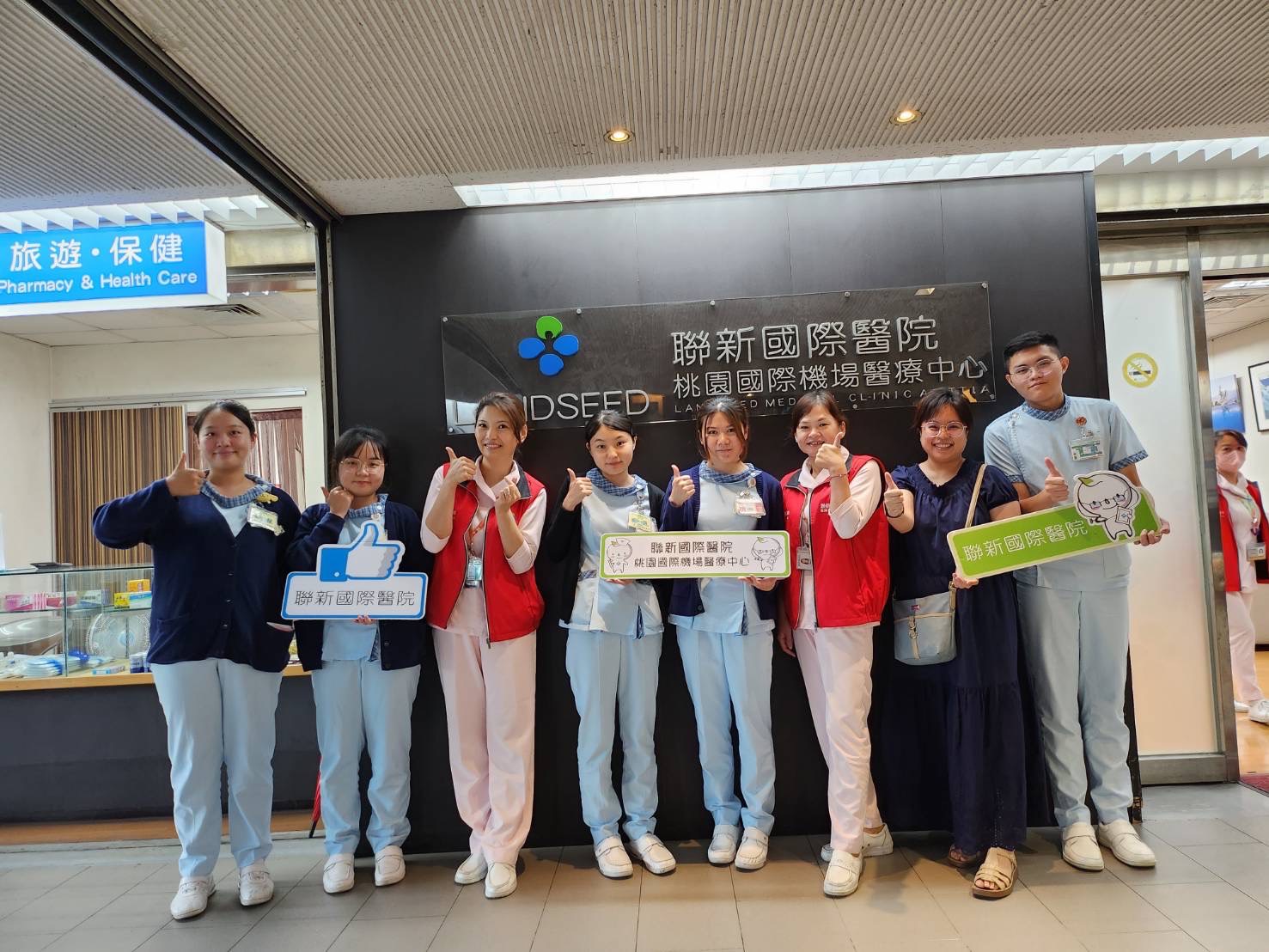 圖為亞大護理系同學,在桃園國際機場醫療中心實習,與該中心護理主任蕭玉鳳(左3)、護理長張雅萍(左6)合影。