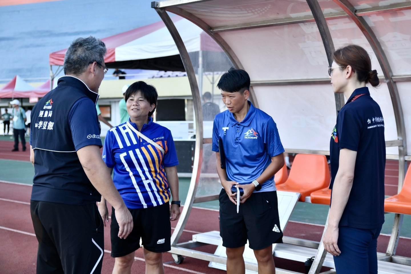 圖為台中市運動局局長李昱叡(左1),到全運會現場了解選手狀況,李茵老師(左4)說明協助選手緊急處置的部分。