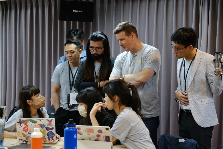 圖為亞大承辦的「2023 +Design嘉義.夏設計」論壇與工作坊,國內外指導老師與學員互動情形。