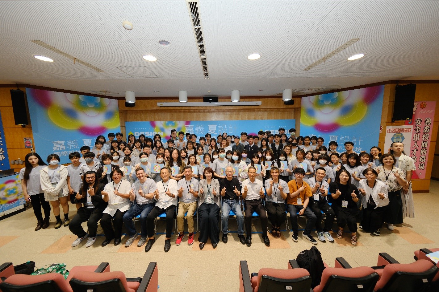 圖為「2023 +Design嘉義.夏設計」國際設計論壇暨工作坊,參與師長和學員大合影。