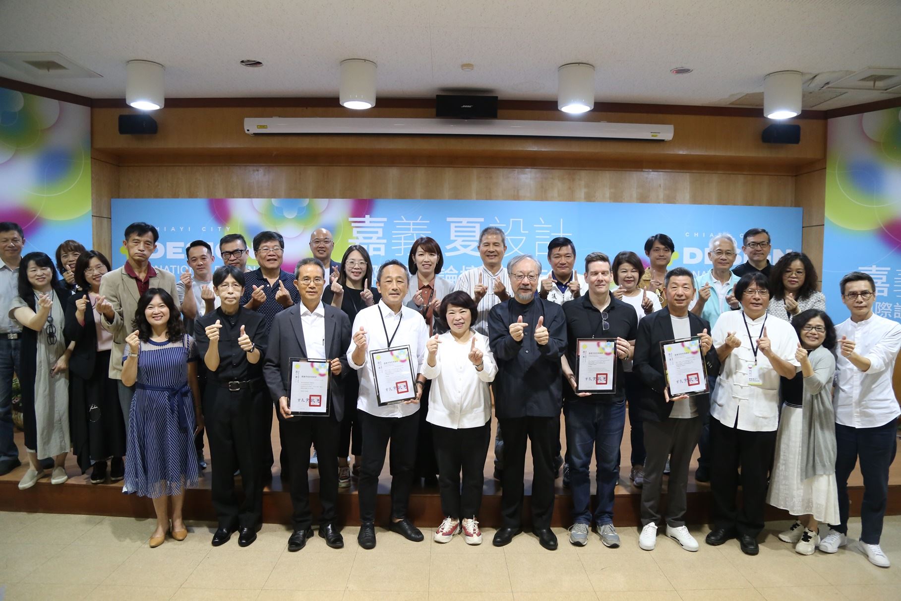 圖為「2023 +Design嘉義.夏設計」國際設計論壇暨工作坊,嘉義市長黃敏惠(前排右7)、亞大講座教授林磐聳(前排右6)、亞大副校長暨創意設計學院長陳啟雄(後排右7),與參與的國際設計大師和產學界專家合影。