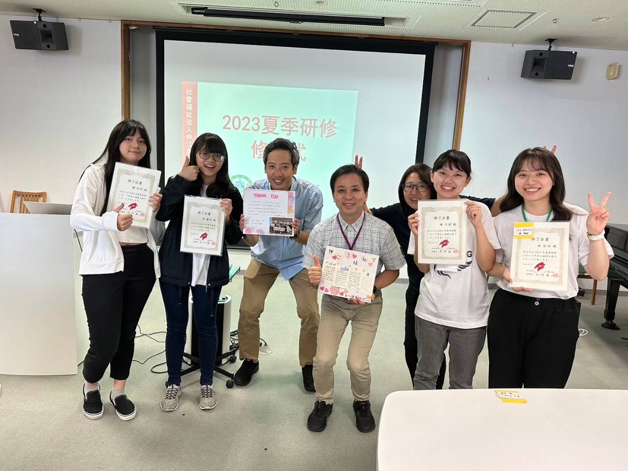 圖為海外護理實習結業式,由伸江福祉會授課教師頒予亞大護理系同學結業證書。