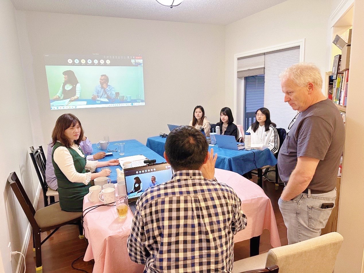 圖為亞大外文系吳文淇老師(左1)、阿薩巴斯卡大學Maiga Chang教授(左2),位同學的實習成果給予反饋。
