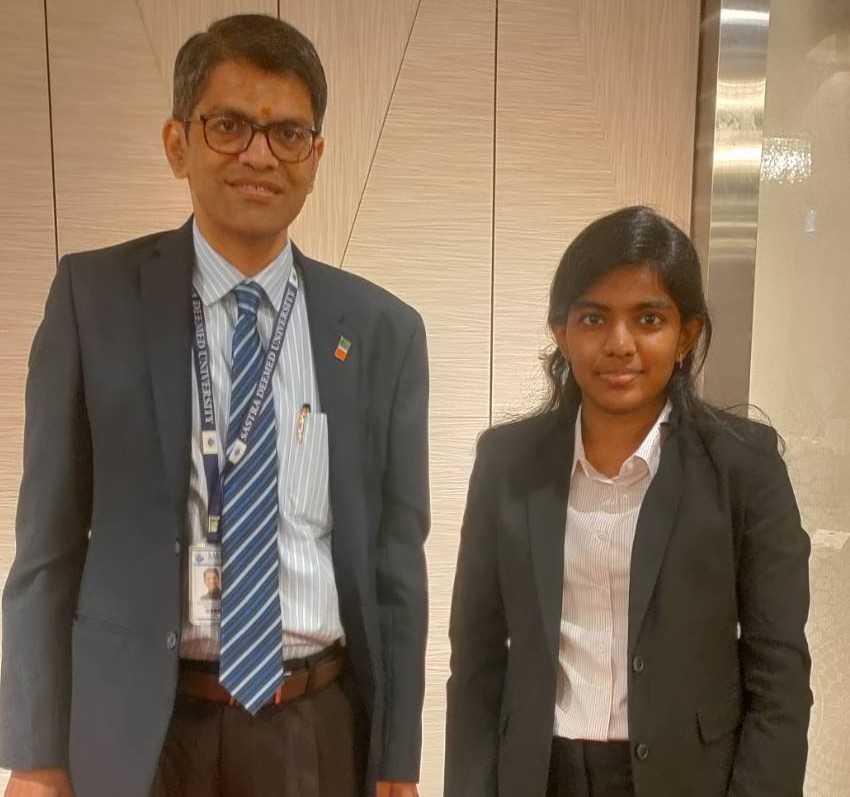 圖為印度薩斯特拉大學校長Dr.S.Vaidhyasubramaniam (左),與在亞大進修的印度學生愛敏合影。