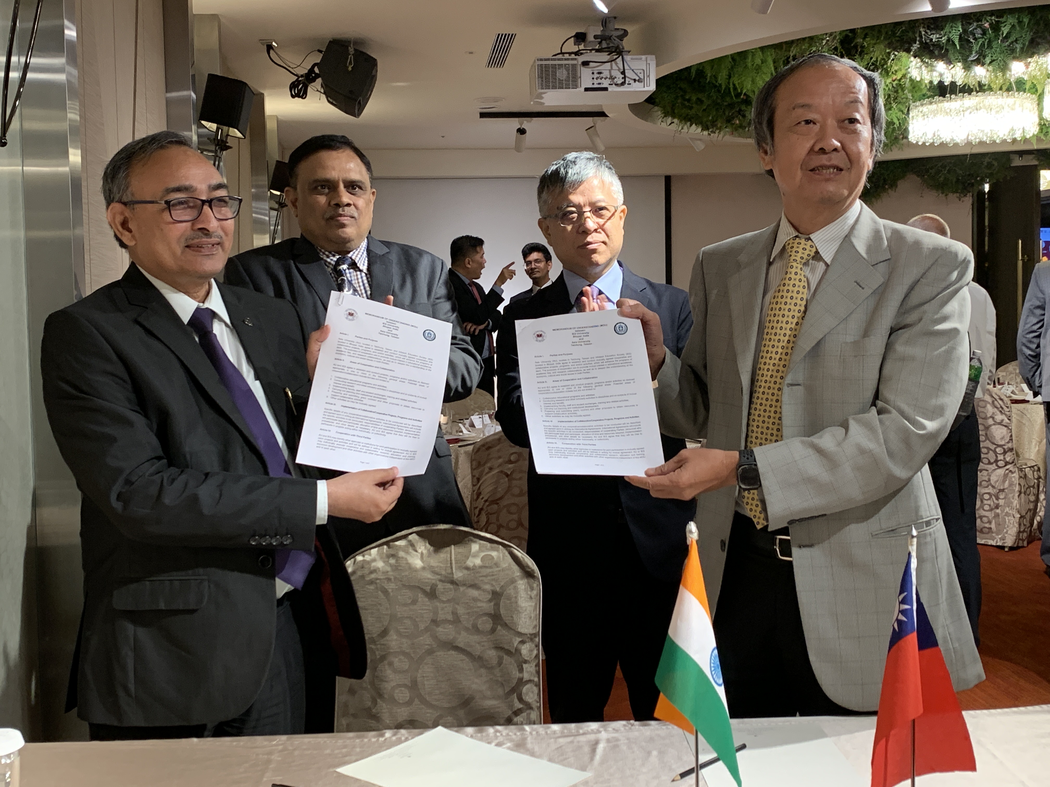 圖為亞大副校長兼資電學院長曾憲雄(前排右),與印度博帕爾IES大學校長Er. B.S. Yadav(前排左)簽訂MOU,由教育部政務次長劉孟琦(後排右)、全印度技職教育學會主席塔拉克教授(後排左)見證。