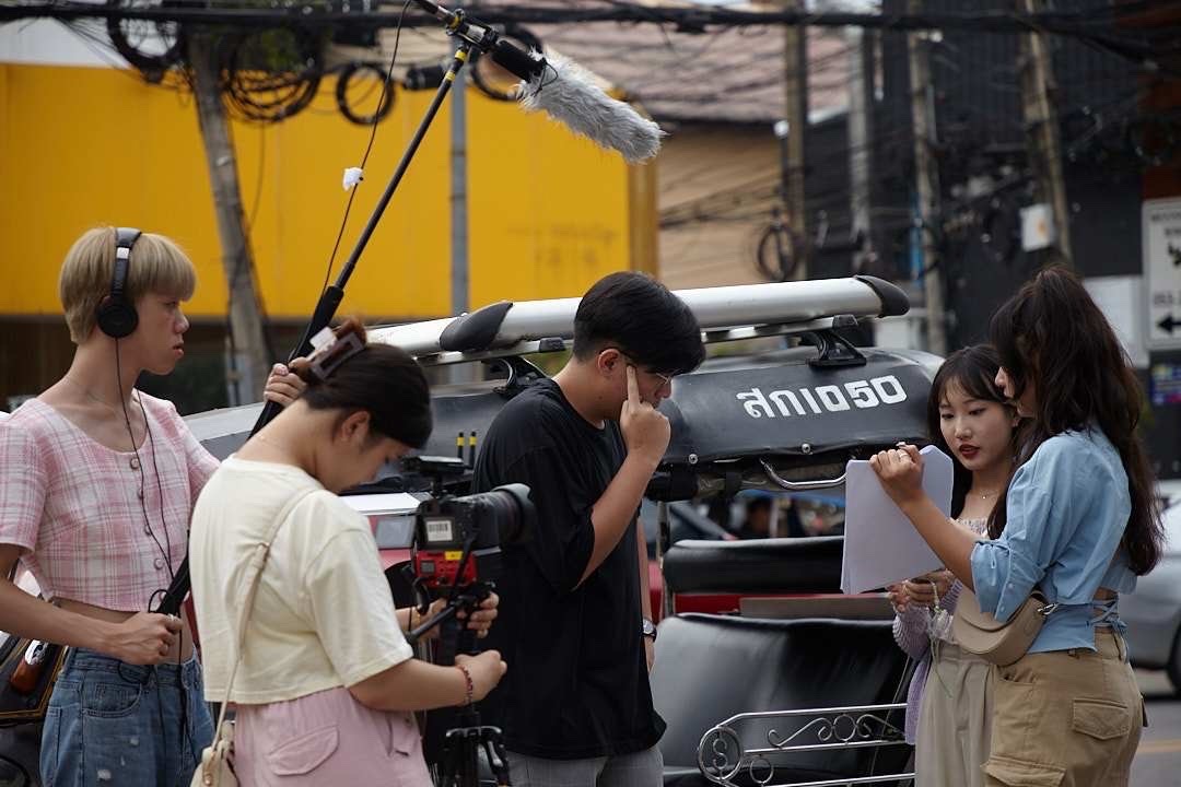圖為亞大資傳系同學,在泰國拍攝微電影,認真投入各項工作。