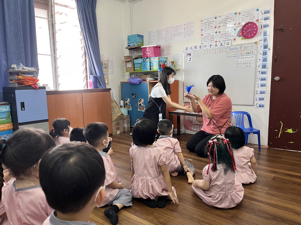 圖為亞大幼教系同學,在馬來西亞實習時,教導台灣夜市文化。