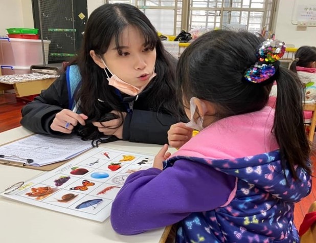 亞大聽語系的聽力師、語言治療師國考通過率亮眼,圖為同學進行兒童語言治療實習。