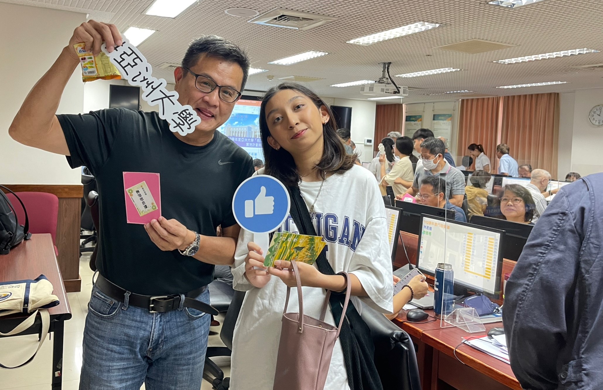 圖為亞大學務處張少樑(左),開心與教師節快閃活動同學合影。